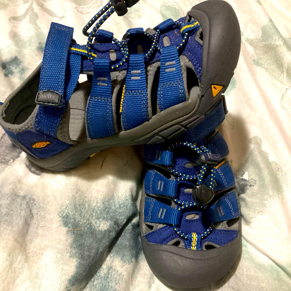 Keen blue sandels